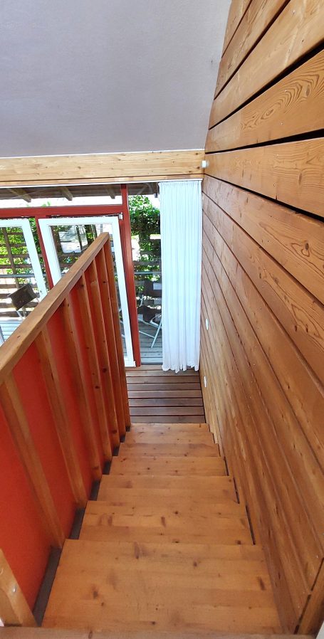 Die berühmte Holzverschalung der Treppe, siehe Artikel.