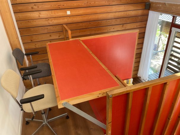 2 integrierte Arbeitsplätze auf der Galerie