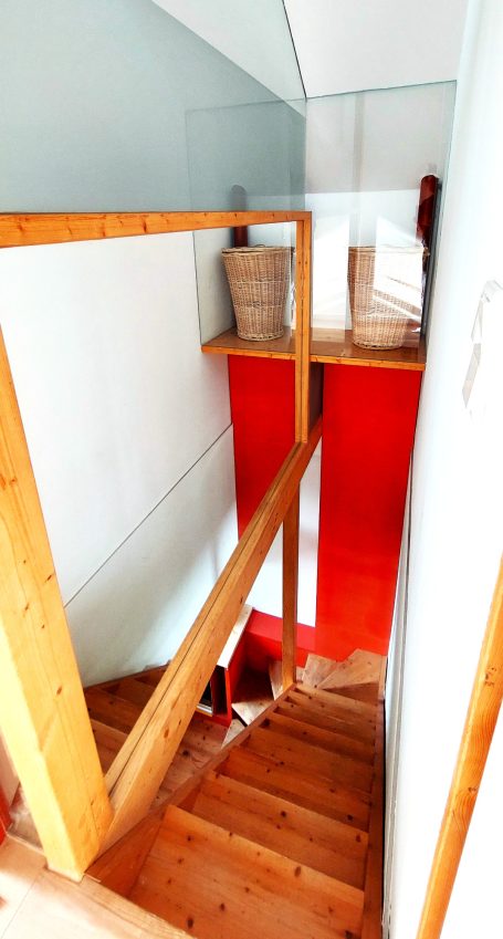 Treppe in Rumi 4, mit integriertem Spiegel